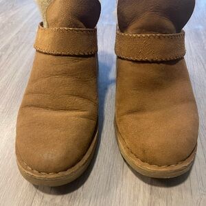 Uggs Sheepskin Short Boots in Chestnut